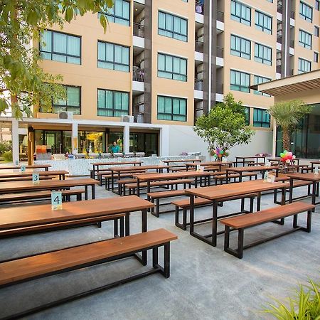 Alisha Court Hotel & Residence Bangkok Exterior photo