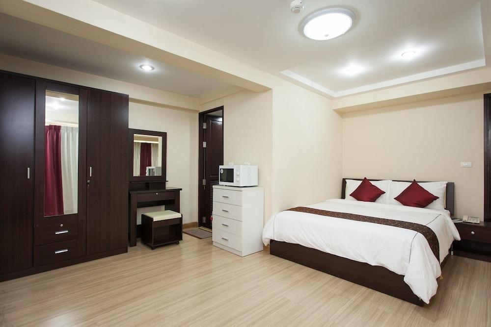 Alisha Court Hotel & Residence Bangkok Exterior photo