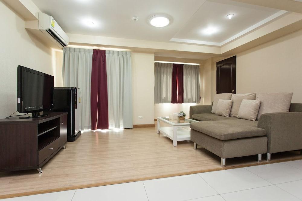 Alisha Court Hotel & Residence Bangkok Exterior photo