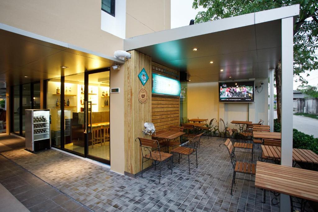 Alisha Court Hotel & Residence Bangkok Exterior photo