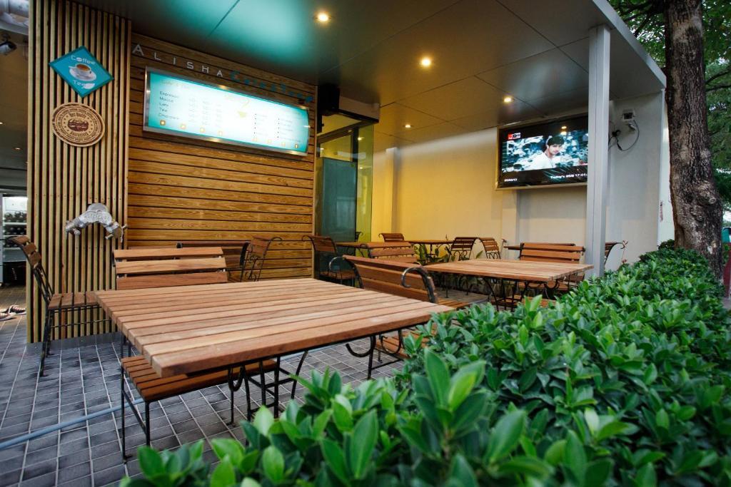 Alisha Court Hotel & Residence Bangkok Exterior photo