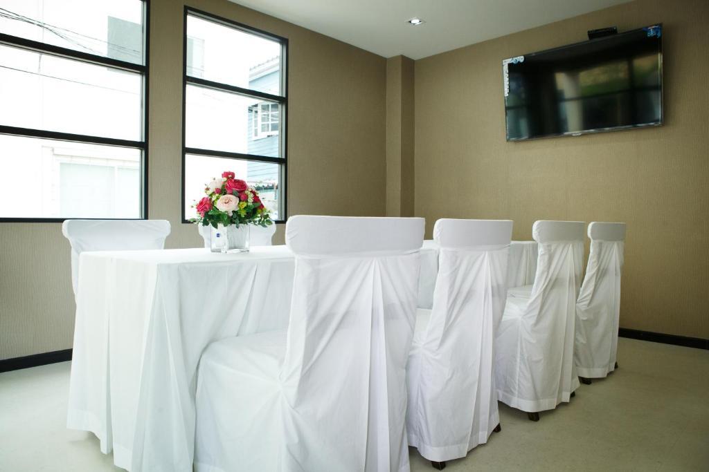 Alisha Court Hotel & Residence Bangkok Exterior photo