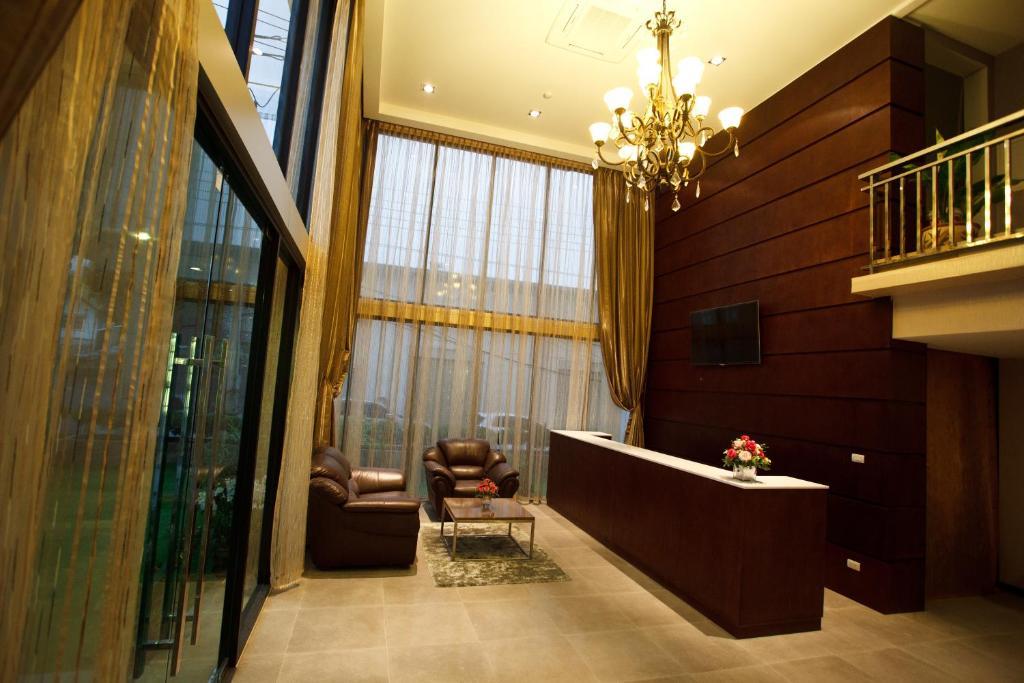 Alisha Court Hotel & Residence Bangkok Exterior photo