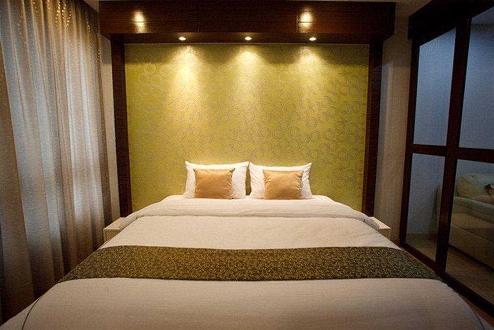 Alisha Court Hotel & Residence Bangkok Exterior photo