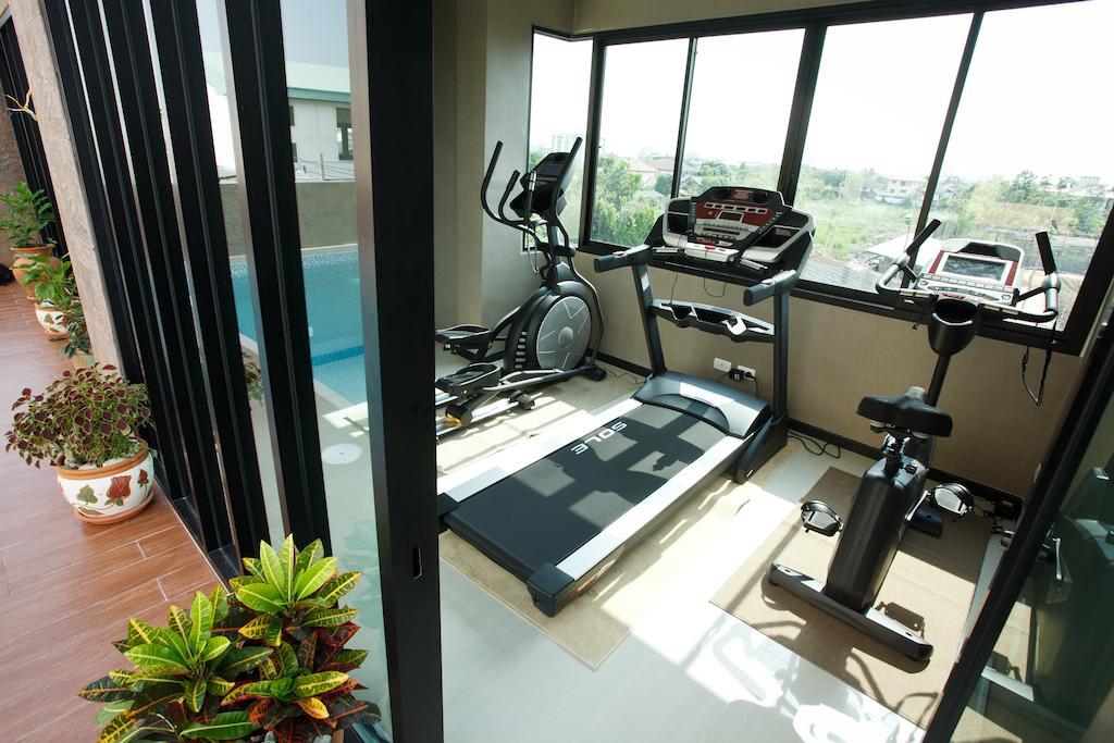 Alisha Court Hotel & Residence Bangkok Exterior photo